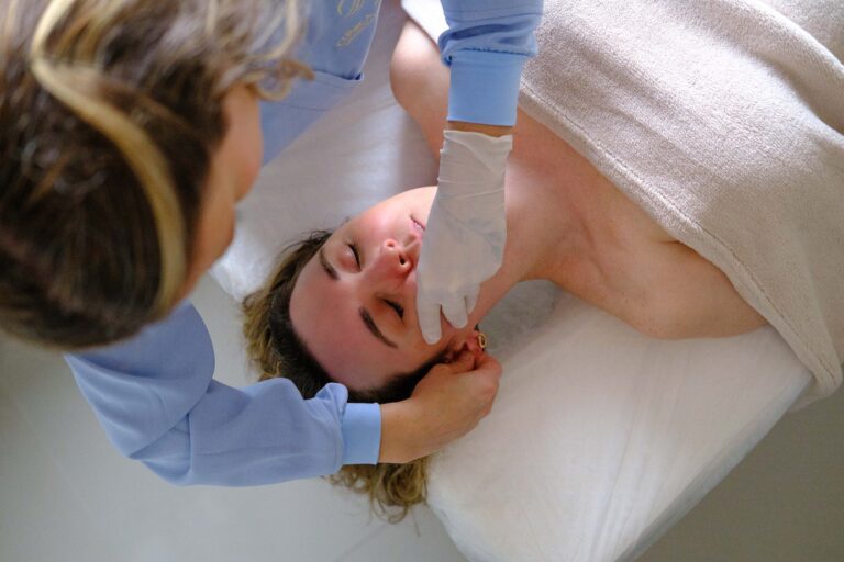 Fisioterapeuta em abordagem intraoral com luvas, atuando nos músculos da mastigação